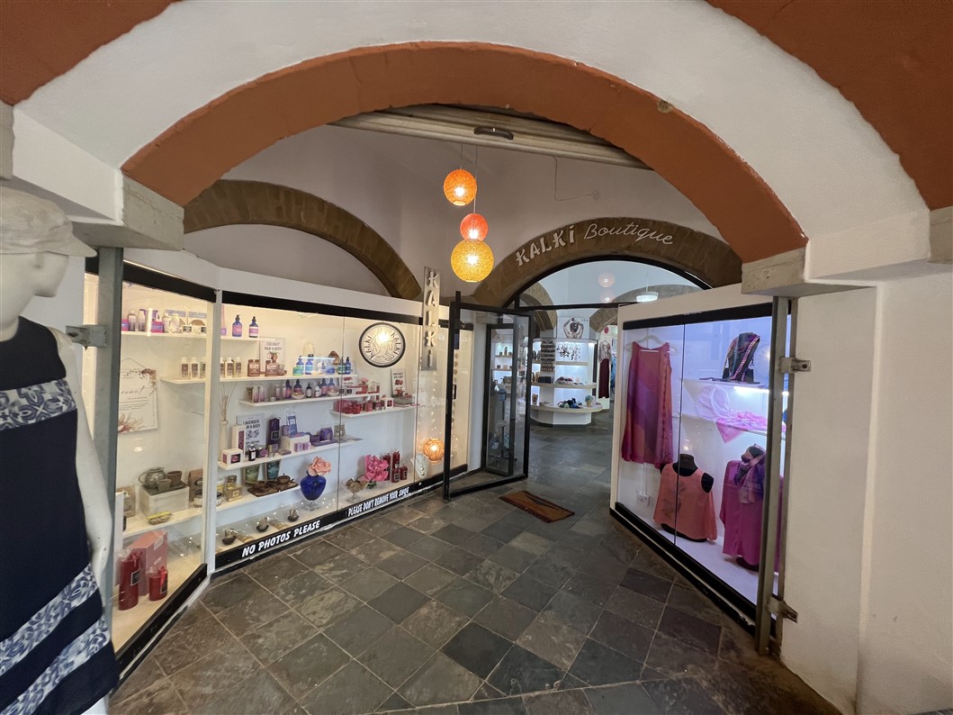 Shopping in the Visitors Centre (photo Manohar)